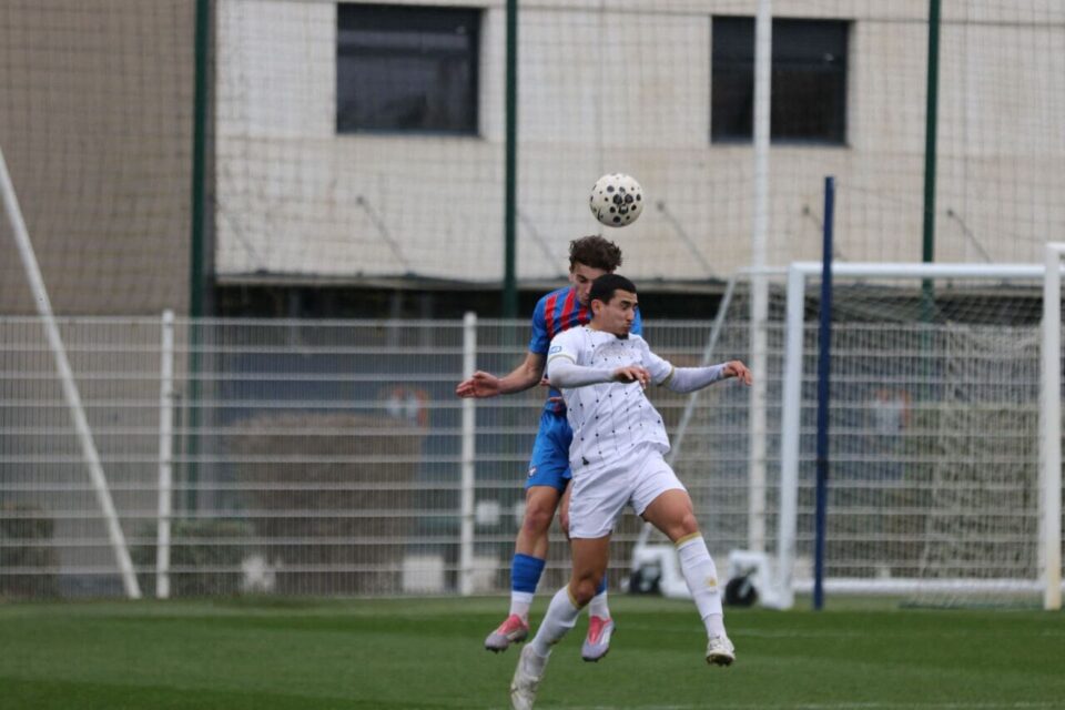 Le latéral droit Hugo Lamouliatte au duel.