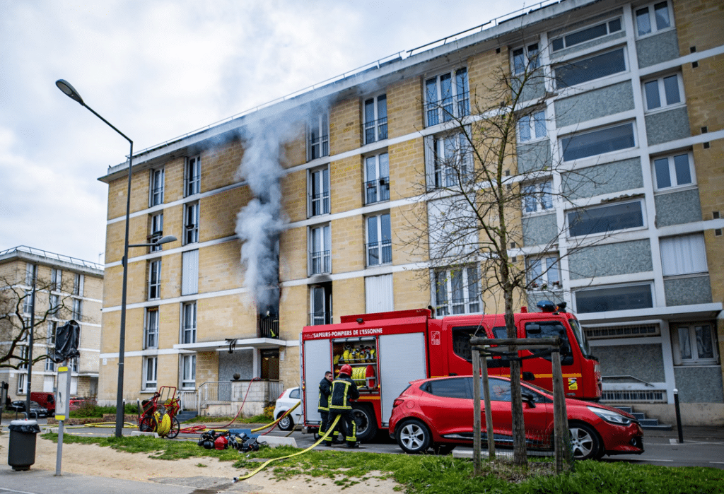 You are currently viewing Massy; quatre personnes transportées vers un hôpital après un feu d’appartement